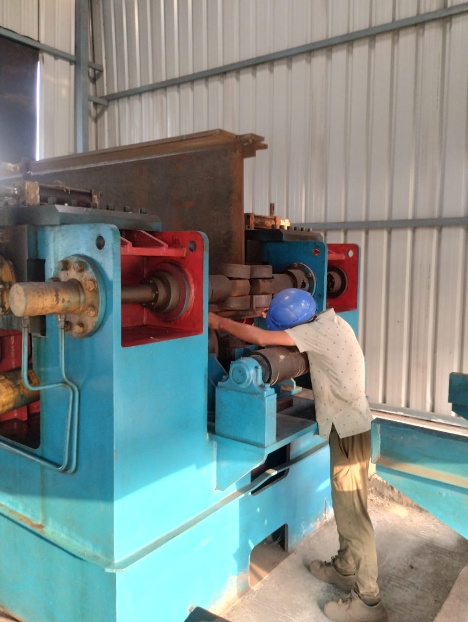 BEAM STRAIGHTENING MACHINE